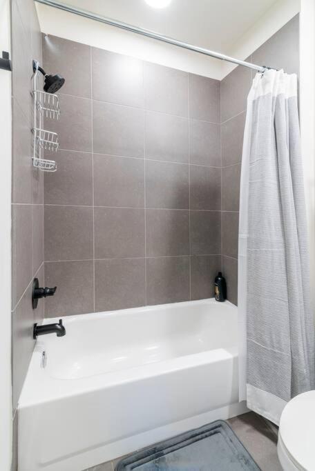Charming Cozy Apartment With Wi-Fi & Free Parking Charlotte Kültér fotó